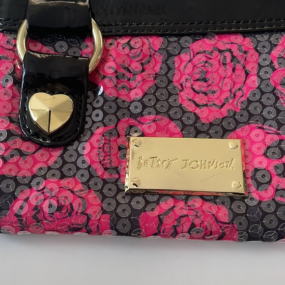 💕Women’s Betsy Johnson 💕Wristlet/Wallet💕Skull and Rose Pattern🌹💀 - Picture 4 of 8